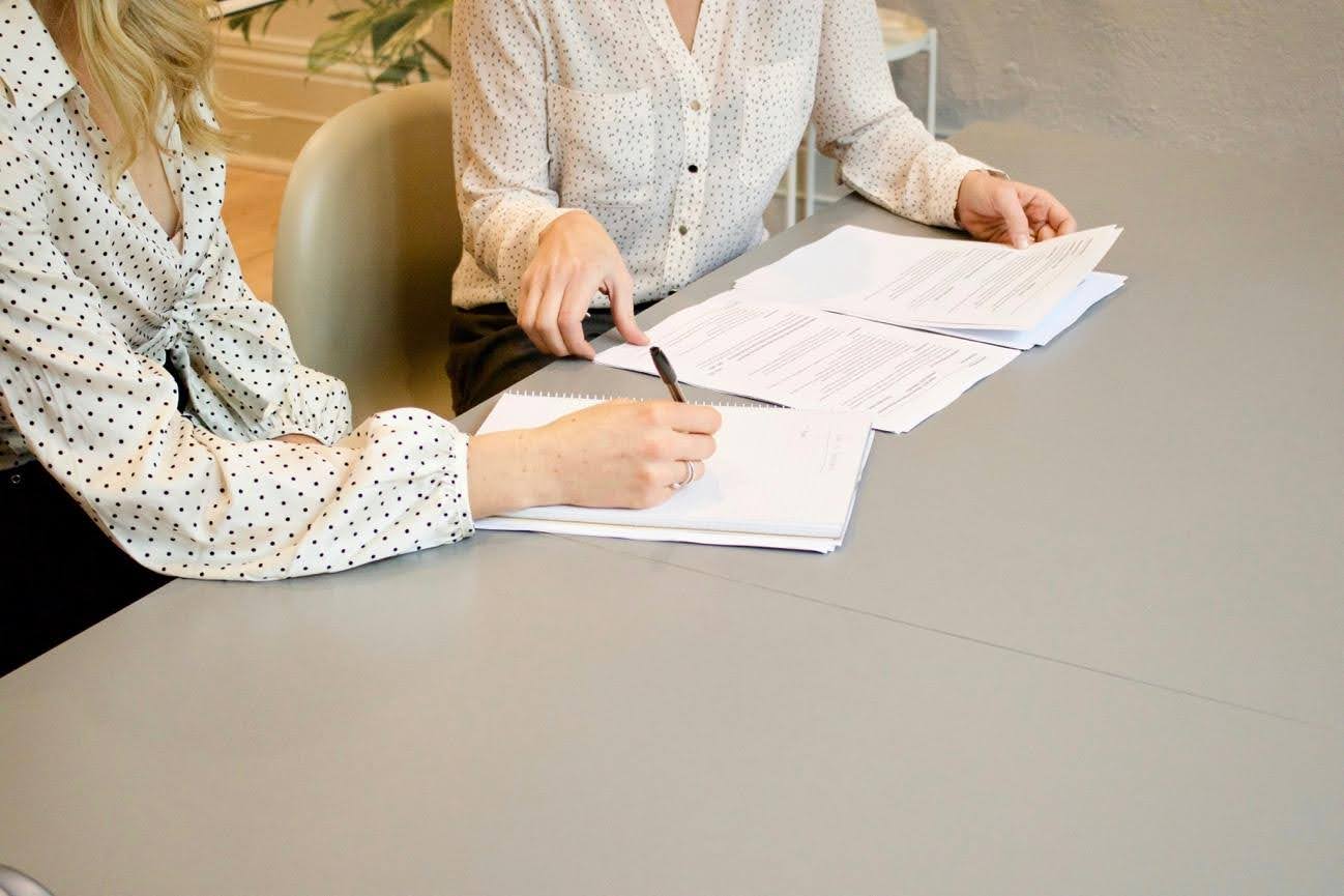 Diferenças entre legal e paralegal dizem respeito principalmente às responsabilidades das atividades desempenhadas por cada um desses tipos de profissionais. 